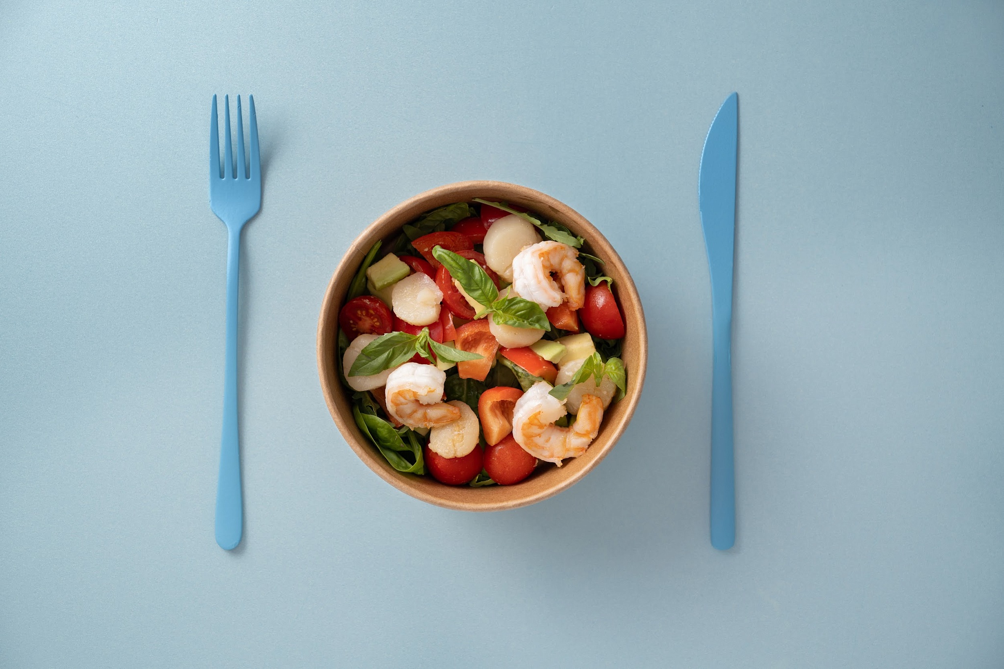 Салат с креветками и гребешками